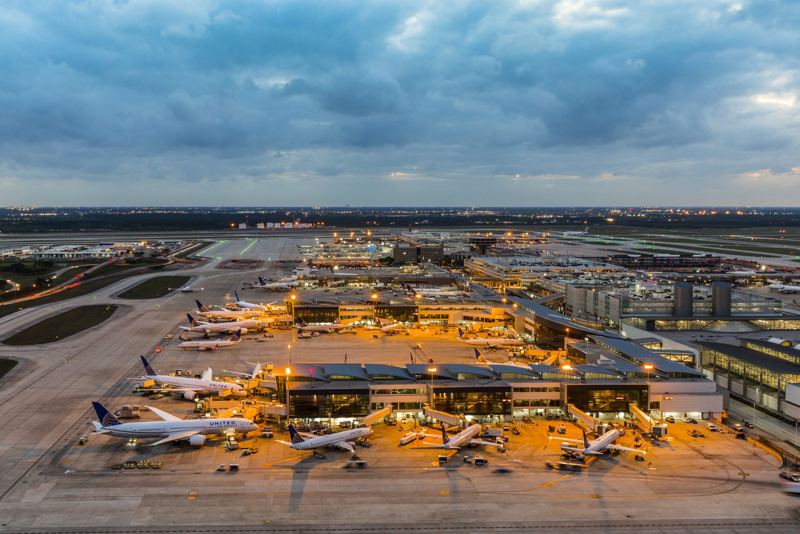 houston-iah-airport-evening-airlines